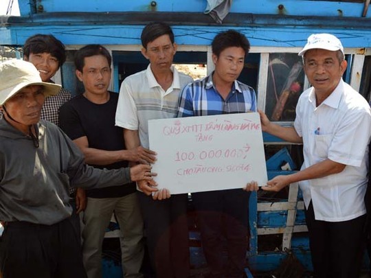 Chủ tịch Tổng liên đoàn lao động Việt Nam thăm và tặng quà ngư dân đảo Lý Sơn - ảnh 1